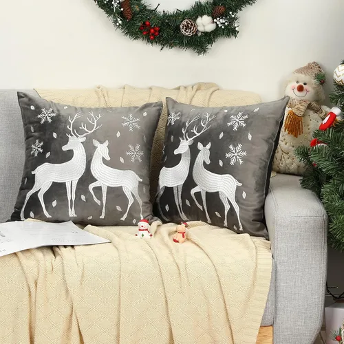 Vista 8 de Lewondr Funda de almohada decorativa de terciopelo suave de Navidad, paquete de 2, con bordado de ciervos, lujosa funda de cojín para sofá