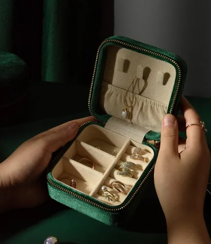 Vista 3 de TAIMY Joyero de viaje de terciopelo de felpa, pequeño estuche de joyería de viaje, mini cajas organizadoras de viaje portátiles para anillos