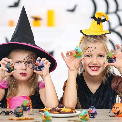 Vista 5 de ArtCreativity 12 patos de goma de Halloween, patos de goma zombi para niños, variedad de diseños y colores, suministros de dulce o truco, recuerdos