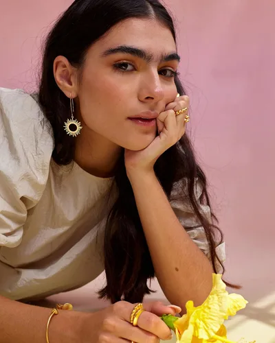 Vista 4 de Aretes geométricos colgantes de gota bohemios, aros largos chapados en oro de 18 quilates, aretes ligeros para mujeres y niñas
