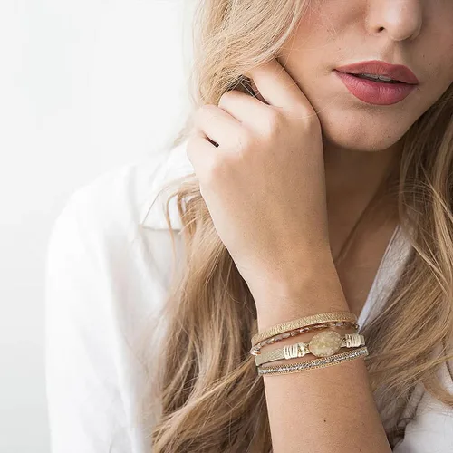 Vista 2 de SuYi - Pulsera de cuero trenzado de múltiples capas, con hebilla magnética