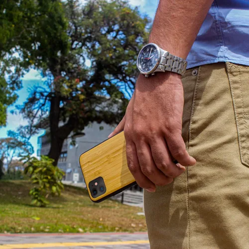 Vista 4 de Funda de madera natural compatible con iPhone, tarjetas de póquer Royal Flush y grabado personalizado incluido (bambú)