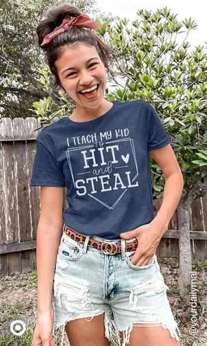 Vista 4 de VILOVE Camiseta de béisbol con texto en inglés "I Teach My Kids to Hit and Steal", camiseta de béisbol para mamá, camiseta de béisbol con corazón