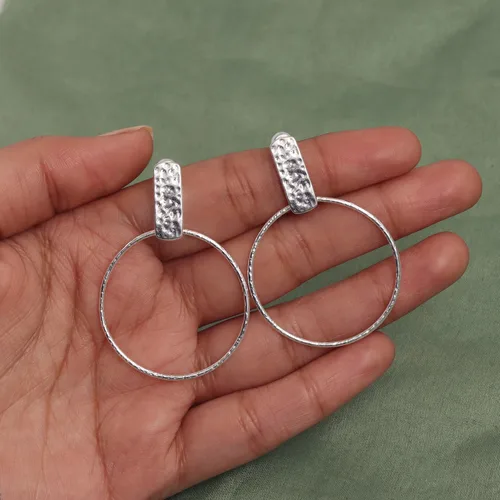 Vista 4 de LeCalla Aretes de plata de ley 925 martillados, ligeros, italianos, clásicos, hechos a mano, texturizados, martillados, colgantes para mujer