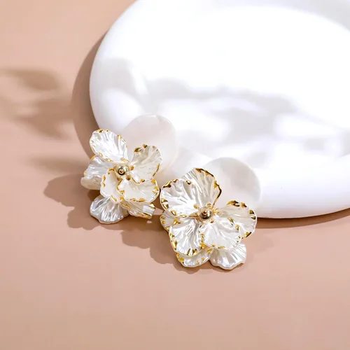 Vista 6 de Aretes de flores de cobre, aretes de aleación hechos a mano, diseño de pétalos bohemios, aretes colgantes para mujeres y niñas