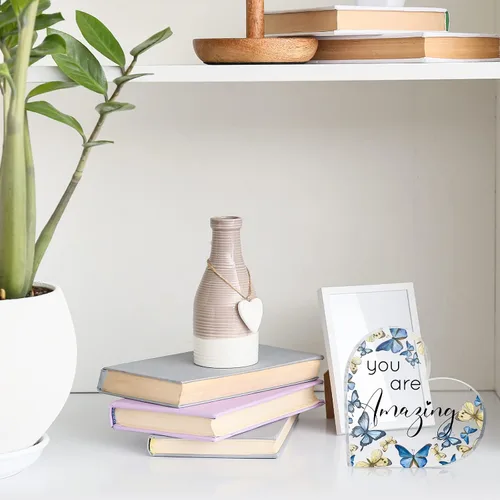 Vista 5 de Yulejo - Regalo inspirador de mariposa con texto en inglés «You Are Amazing Love», decoración de mariposa con forma de corazón de acrílico