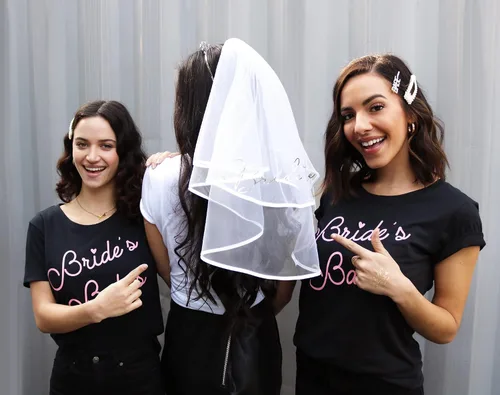 Vista 5 de ModParty Silver Bride to Be Veil - Velo corto de tul para despedida de soltera con peine, blanco, plateado