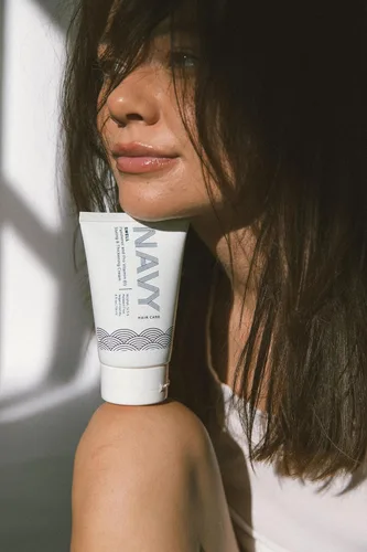 Vista 2 de NAVY Swell Crema espesante Crema de peinado ligera para cabello fino, plano o adelgazante Añade volumen con movimiento natural suave 4 onzas