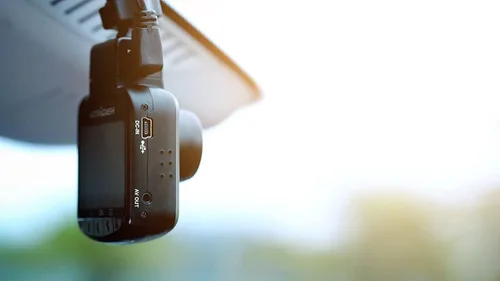 Vista 6 de UltraDash Dash Cam, soporte de carga magnética, sensor de imagen nocturna HDR de alta gama, lente gran angular de 6 capas de vidrio F1.8 de 140