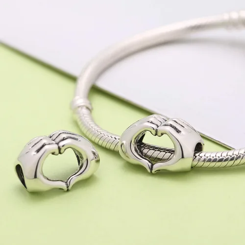 Vista 3 de Dije de plata de ley 925 con corazón en tus manos para pulseras de dijes, idea de regalo de Navidad para el día de la madre, Plata esterlina