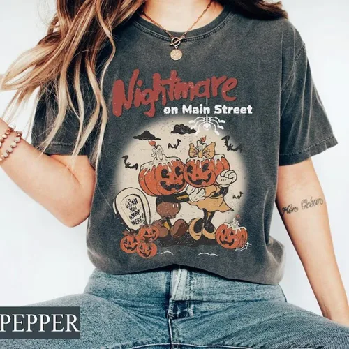 Vista 2 de Camiseta de la Universidad de Halloweentown para mujer, camisas de calabaza de otoño, divertidas camisetas de regalo de Halloween y Acción de Gracias