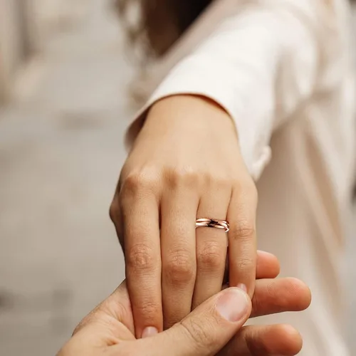 Vista 9 de Bestyle Anillos entrelazados para mujeres y niñas, anillos cruzados apilables de acero inoxidable en tono plataorooro rosanegro, anillo de promesa