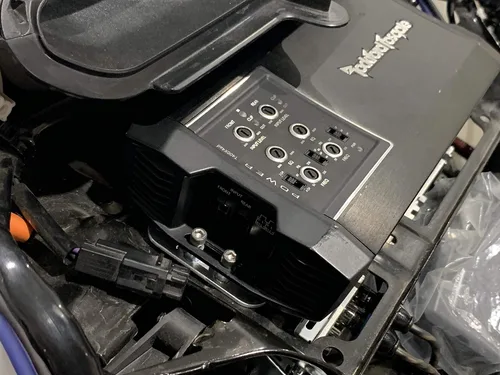 Vista 4 de El soporte de amplificador se adapta a modelos de amplificador Harley Davidson para bicicletas de murciélago 2014 actuales. Montaje compatible
