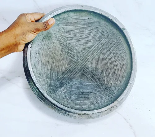 Vista 2 de KavGH - Olla de barro con molinillo de madera, Asanka/Apotoyewa, olla de barro africano, tamaño grande, gris, marrón, molienda de especias
