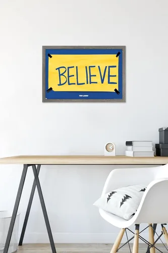 Vista 6 de Trends International Ted Lasso - Póster de pared Believe, 14.725 x 22.375 pulgadas, versión enmarcada de madera de granero