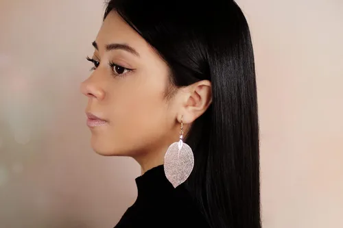 Vista 24 de Joyas de hoja de oro rosa y plata para mujer. Pendientes de hoja natural y collares circulares colgantes. Elegantes conjuntos de joyas colgantes.