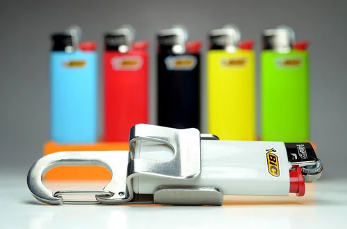 Vista 8 de Screwpop Bic MINI - Llavero con soporte para encendedor con mosquetón y abrebotellas, construcción de acero inoxidable (encendedor no incluido)