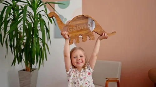 Vista 3 de Alcancía de dinosaurio para niños y niñas, caja de ahorro de dinero duradera y práctica, madera de roble natural con idea de plexiglás transparente