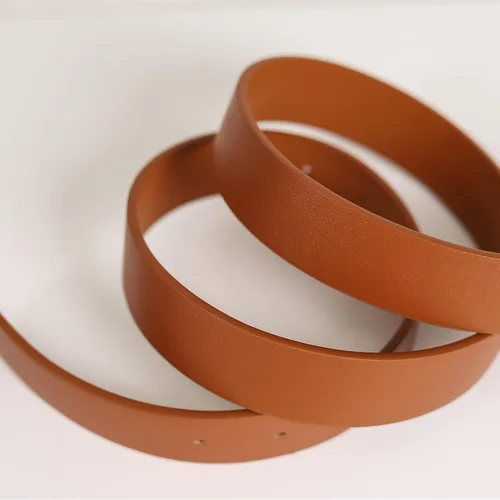 Vista 220 de Cinturón de cuero clásico con hebilla de metal para mujer con vestido de jeans