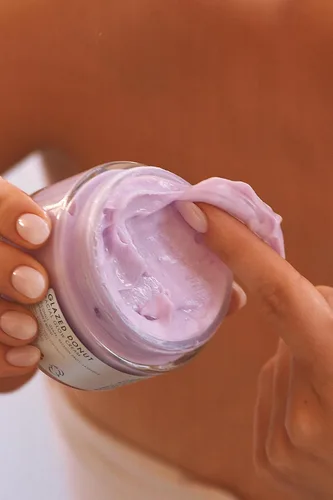 Vista 3 de Truly Glazed Donut After Shave Glow Cream Ultra hidratante para una piel suave y regordeta después del afeitado para uso diario