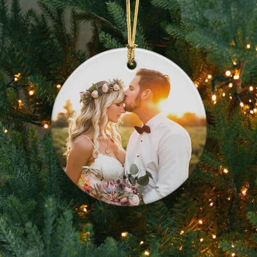 Vista 8 de Adornos personalizados de primera Navidad para casados 2025 con foto, adorno de boda redondo de vidrio personalizado Mr & Mrs Just Married regalos