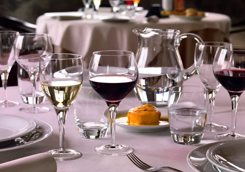 Vista 3 de Luigi Bormioli Juego de 4 copas de vino de obra maestra de Michelangelo, 8 onzas.