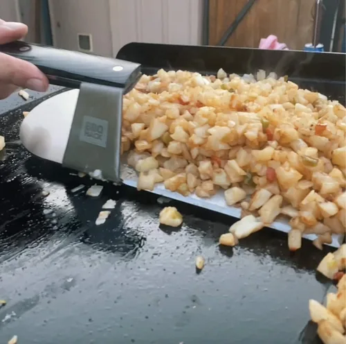 Vista 6 de Espátula Hack por BBQ Hack, espátula resistente diseñada para asar carnes grandes como costillas, la forma compensada es la herramienta perfecta