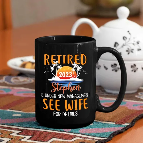 Vista 4 de Taza de café negra de jubilación personalizada, Jubilado está bajo nueva gestión, mira a la esposa para más detalles, taza de té de 11 15 onzas