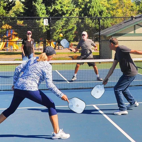 Vista 9 de YC DGYCASI Juego de 2 palas de pickleball aprobadas por USAPA 2026, raquetas ligeras de fibra de vidrio para pickleball, paquete de 2, 2 pelotas