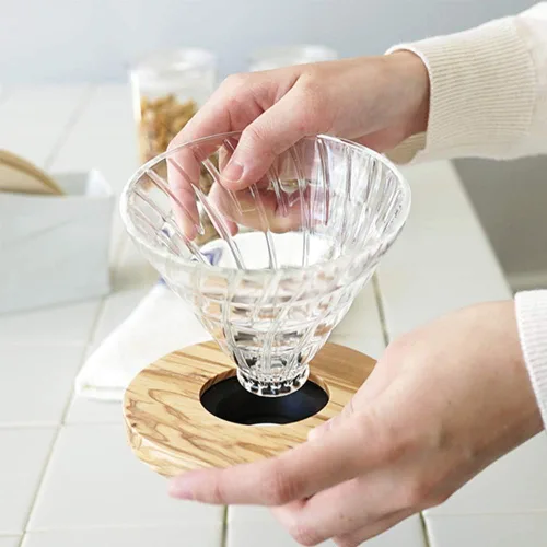 Vista 3 de Hario V60 Gotero de café de cristal, tamaño 01, madera de olivo