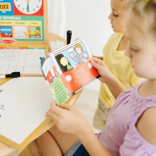 Vista 9 de ¡Melissa & Doug, hora de clases! Juego de aula de clases, puedes ser profesor o estudiante.