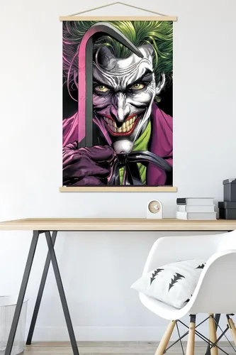 Vista 5 de Trends International DC Comics The Joker - Póster de pared con barra de palanca, 22.37 x 34.00 pulgadas, paquete de impresión premium y colgador