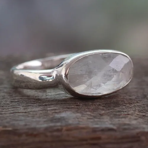 Vista 4 de NOVICA Anillo de cóctel artesanal hecho a mano con piedra lunar arcoíris de plata de ley, transparente, simple, indio, moderno, bisel de corona