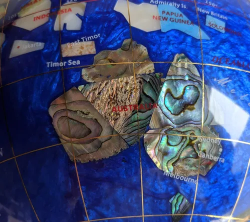 Vista 2 de Unique Art - Globo del mundo con piedras preciosas Bahama de 13 pulgadas de alto, con trípode dorado