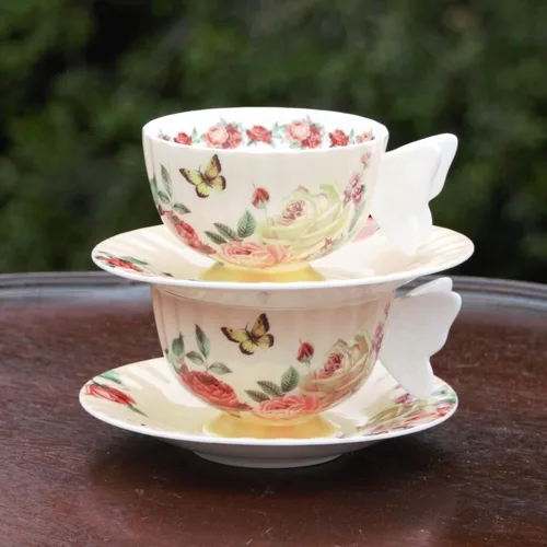 Vista 2 de Gracie Bone China Peach Butterfly Rose - Taza de té y platillo de 7 onzas con asas de mariposa hechas a mano (juego de 2)