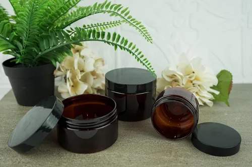 Vista 7 de s Amber - Tarros de plástico (paquete de 12) – Recipientes cosméticos recargables ámbar de 2 onzas con tapas; se utilizan como frascos de viaje