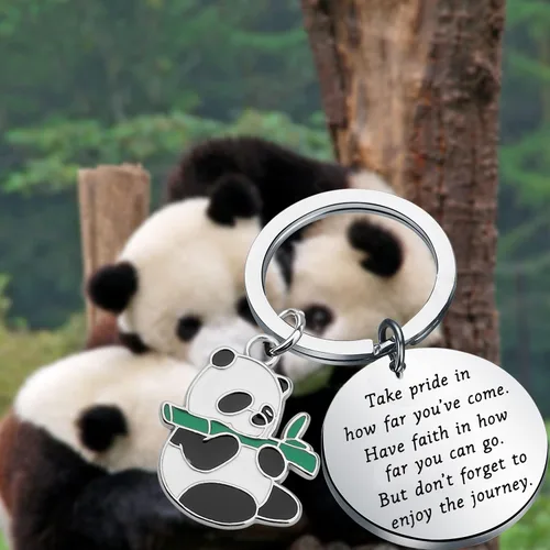 Vista 6 de FUSTMW Llavero Panda Regalos para Amantes de Panda Lindo Panda Llavero Joyería Orgullo de lo lejos que has llegado