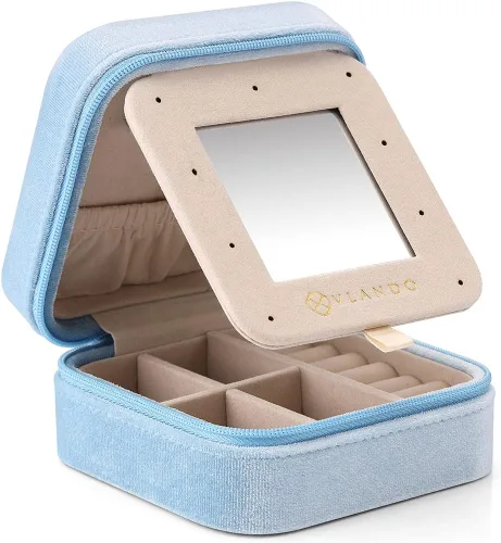 Vista 6 de Vlando - Joyero pequeño para viajes, estuche organizador de exhibición para guardar anillos, aretes y collares, terciopelo suave seleccionado, letra