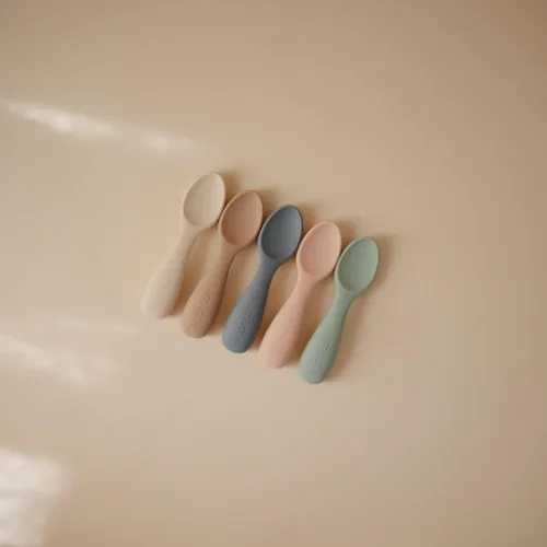 Vista 6 de mushie Cucharas de silicona para niños pequeños Paquete de 2 (rubor/arena cambiante)