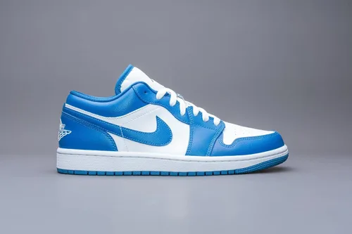 Vista 2 de Nike Air Jordan 1 Low UNC - Tenis de básquetbol para mujer