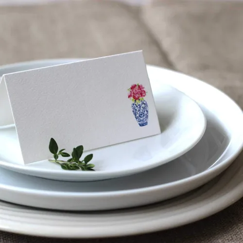 Vista 2 de Nancy Nikko Tarjetas de lugar con tarro de jengibre azul y blanco con flores rosadas para bodas, duchas y cenas. Estilo de tienda de campaña