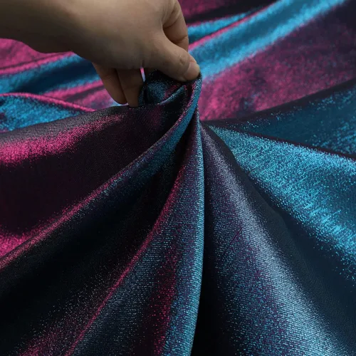 Vista 2 de Tela iridiscente de dos tonos con hilo metálico que cambia de color para coser vestido de disfraz (mezcla azul fucsia) 60 pulgadas de ancho, 1 yarda