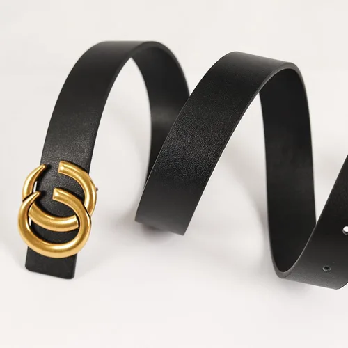 Vista 6 de Cinturón de cuero clásico con hebilla de metal para mujer con vestido de jeans