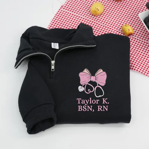 Vista 3 de COUPLEHOODIES - Sudadera de enfermería bordada con nombre, personalizada, con cremallera de un cuarto, regalo para asistente de enfermería