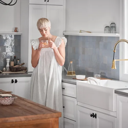 Vista 11 de Moen WeymouthBrushed Gold S73104BG - Grifo de cocina con resorte de preenjuague de un mango con refuerzo de potencia para una limpieza más rápida