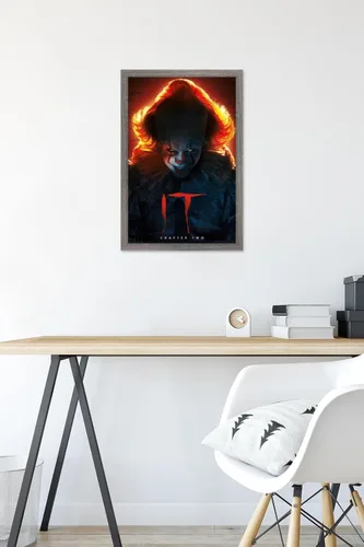 Vista 6 de Trends International IT: Capítulo 2 - Póster de pared Evil Glow, 14.725 x 22.375 pulgadas, versión enmarcada de madera de granero