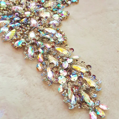 Vista 6 de Exquisitos parches de cristal brillantes hechos a mano de color AB para coser con piedras y lentejuelas para vestidos de novia, accesorios manuales