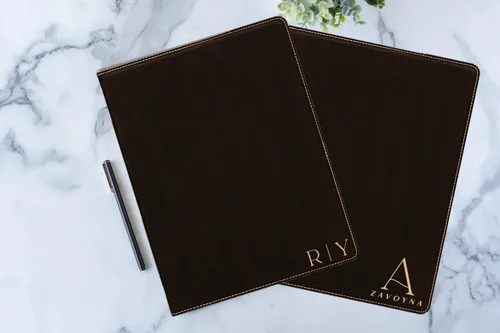 Vista 8 de Customized Leatherette Notepad Portfolio. Personalized Engraved Padfolio. Engraved Simple Notepad (Black & Gold)