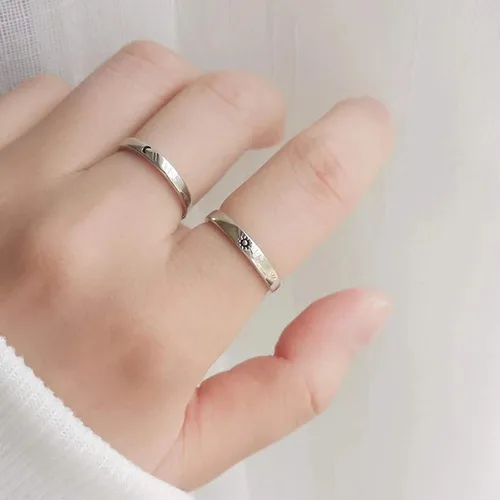 Vista 4 de Anillo de sol y luna para parejas, anillos ajustables a juego con letra "I Love You", anillo de boda grabado para mujeres y hombres