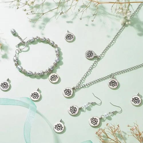 Vista 2 de PH PandaHall 60 dijes de flores de loto, de aleación tibetana de plata antigua, dijes florales planos, dijes de cuentas de metal para pulseras